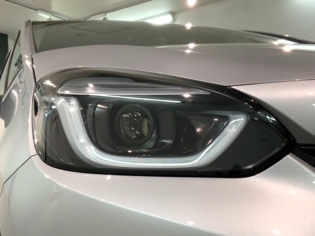 LEDヘッドライトは、点灯の瞬間から最大光量を発揮し、突然暗くなるトンネルなどでの安定感を高めます。