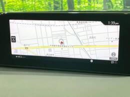 【8.8インチマツダコネクト】車内の雰囲気にマッチした大型のディスプレイ。スマホ接続でのナビ使用やBluetooth再生等、様々な機能が楽しめます。直感的なダイヤル操作が可能で、使い勝手も良好です。