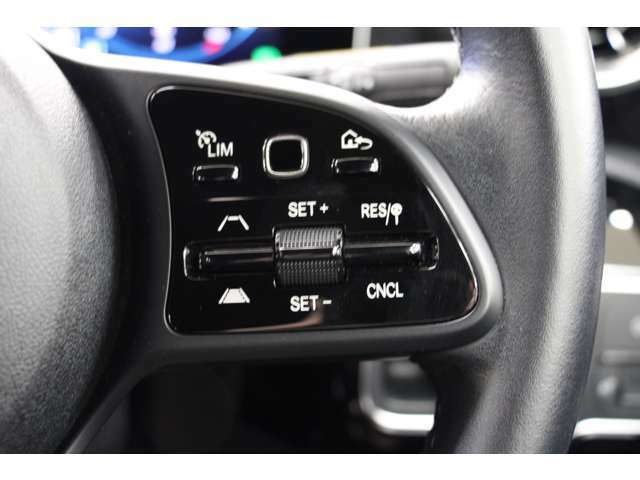 ハンドル右のボタンでは先行車を一定の速度で追従するACC（アクティブクルーズコントロール）やスピードリミット機能を操作します。