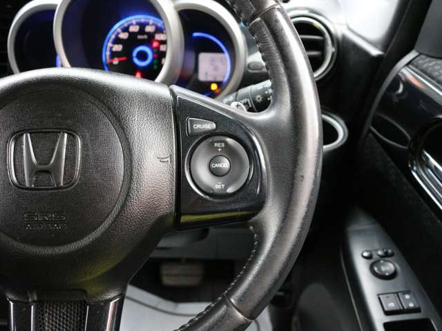 高速走行時にとても便利なクルーズコントロールも装備！長距離運転は本当に楽になります☆ライン付けの装備ですのであとからは追加できない装備です！！