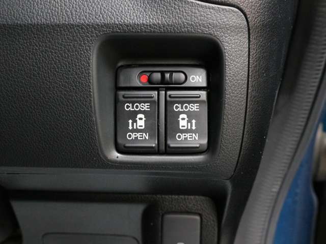 運転席からも操作可能なパワースライドドア！挟み込み防止もあり小さなお子様にも安心★隣のお車を気にすることなく開閉可能なのもうれしいところですね！