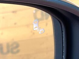 【ブラインドスポットインフォメーション】走行中、ドアミラーの死角になりやすい箇所に後続車が接近するとサイドミラー付近に警告を表示、ドライバーに注意喚起をしてくれます。