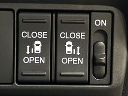 【両側パワースライドドア】スマートキーや運転席のスイッチで後席両側スライドドアの開閉が可能♪電動だから力を入れてドアを開ける必要が無く、小さなお子様でも簡単に開け閉めでき快適です♪