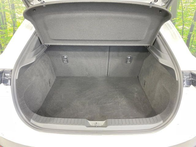 積み下ろしのしやすいデッキにはたっぷりと荷物を積み込んでいただけます。遊びから仕事まで、様々なシーンで頼れます♪