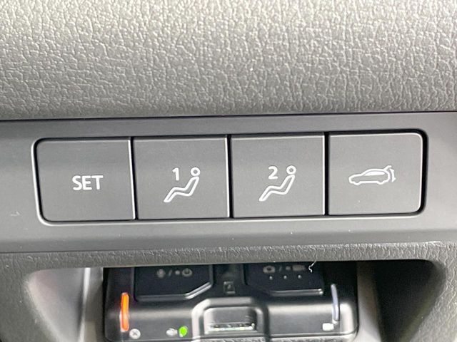 【パワーバックドア】スマートキーや運転席のボタンを押すだけでリアゲートが自動で開閉します！荷物を持っている時や、高い位置にあるバックドアを閉める際に便利な機能です♪