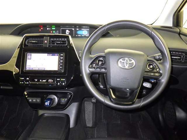 運転の際、常に目にする部分だけにシックで飽きのこないデザインが良いですね。