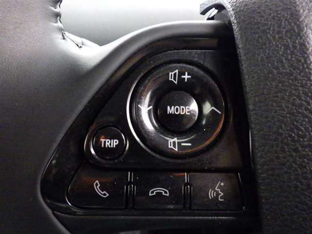 ステアリングスイッチ装備！運転しながら手元でオーディオの操作などができます。