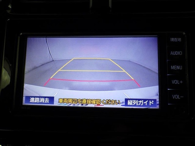 バックモニターも装備しております。バックギアに入れるとナビ画面に車の後方が映し出されます。これで後方確認も安心！