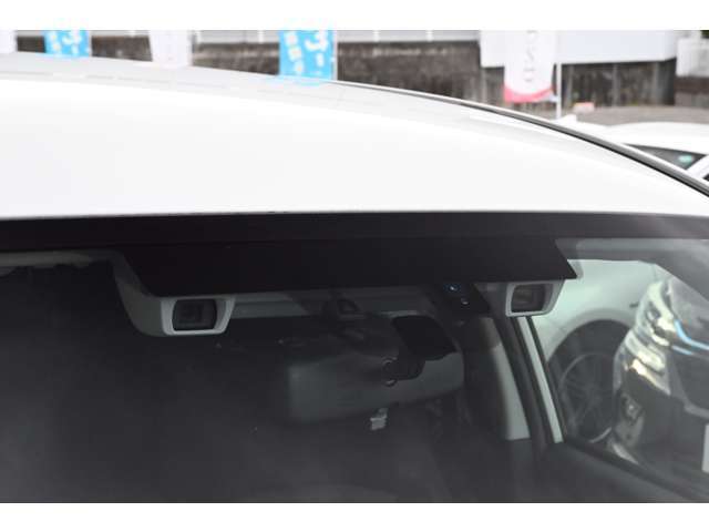 【衝突被害軽減装置】前方の車両や歩行者と衝突する可能性がある場合に作動し、自動的に停止又は減速することにより衝突回避や衝突被害の軽減ができるので安心☆