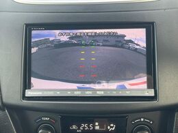 【バックカメラ】駐車時に後方がリアルタイム映像で確認できます。大型商業施設や立体駐車場での駐車時や、夜間のバック時に大活躍！運転スキルに関わらず、今や必須となった装備のひとつです！