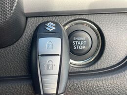 【キーレススタートシステム】カバンやポケットに入れたままでもドアの施錠・解錠が可能なスマートキーを装備。エンジンのオン・オフ時もカギを取り出す必要が無いからとっても便利です♪