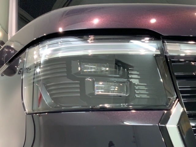 LEDヘッドライトは、点灯の瞬間から最大光量を発揮し、突然暗くなるトンネルなどでの安定感を高めます。