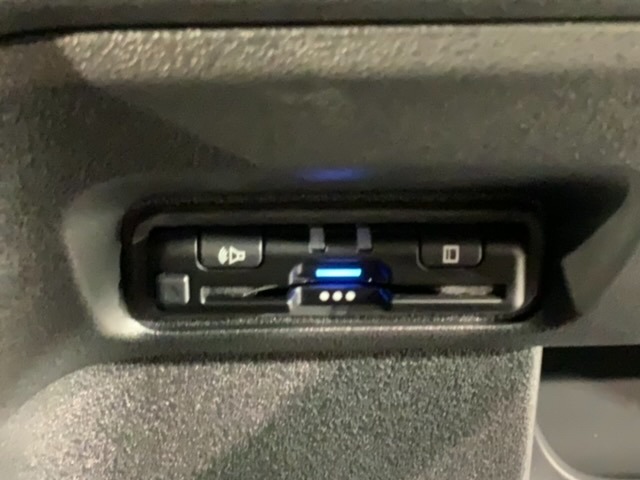 いまや快適なカーライフに欠かせないETCが付いています。