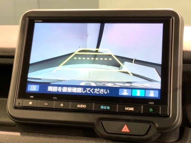 リバースギアに入れるだけで後方の表示へ切り替わります。夜間や雨の日の駐車も楽になりますよ。