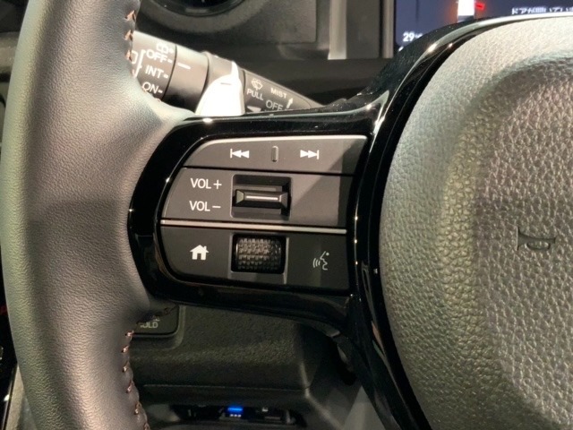 ステアリングにオーディオ操作スイッチが付いています。オーディオ画面に直接タッチしなくても操作が出来ますので、運転に集中できます。
