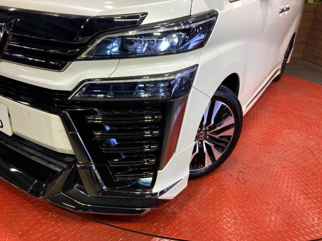 【LEDヘッドライト】悪天候や夜間走行時も良好な視界を確保し安心して運転できる高輝度LEDヘッドライトを装備！点灯速度が早く、消費電力も抑えられています。