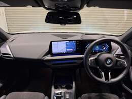BMWの運転席はドライバーオリエンテッドという構造を採用。ドライバー目線の操作がしやすい設計になっており、ドライブ中にも目線の移動が少なく運転中にも簡単に操作ができます。