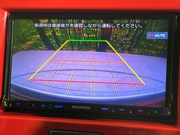 【バックカメラ】駐車時に後方がリアルタイム映像で確認できます。大型商業施設や立体駐車場での駐車時や、夜間のバック時に大活躍！運転スキルに関わらず、今や必須となった装備のひとつです！