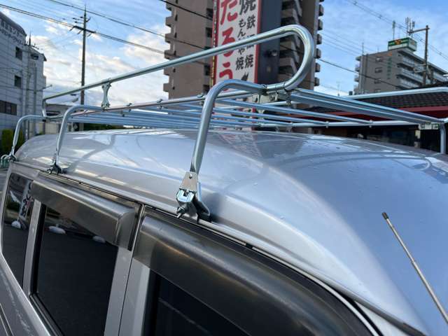 ルーフキャリア付きです。
