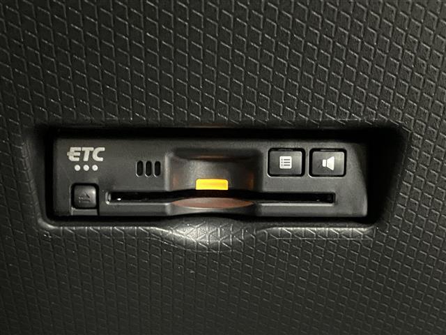 【ETC】有料道路を利用する際に料金所で停止することなく通過できる、ETC車載器（ノンストップ自動料金収受システム機器）が装備されています。セットアップを行うことで利用可能になります。