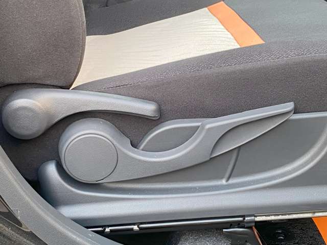 運転席の座面の高さを調節できます。