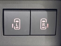 【両側パワースライドドア】スマートキーや運転席のスイッチで後席両側スライドドアの開閉が可能♪電動だから力を入れてドアを開ける必要が無く、小さなお子様でも簡単に開け閉めでき快適です♪