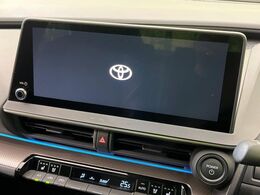 【12.3インチディスプレイオーディオ】スマートフォンと連携が可能な大画面ディスプレイオーディオです。スマートフォンのナビ機能を使用したり、Bluetooth接続で音楽もお楽しみいただけます！