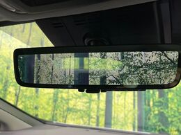 【デジタルインナーミラー】後席の大きな荷物や同乗者で後方が確認しづらい時でも安心！カメラが撮影した車両後方の映像をルームミラー内に表示。クリアな視界で状況の確認が可能です！