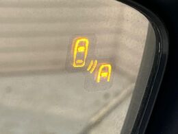 【ブラインドスポットモニタリング】レーダーにより隣車線の車両を検知。車両を検知した側の表示灯が点灯。車両を検知している側に車線変更をしようとした場合、ブザーと表示で危険をお知らせします。