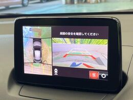 【360°モニター】前後左右のカメラの映像をモニターに表示。真上から見ているような視点で周囲を確認できます。