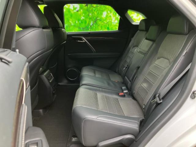 WECARSでは各商談席に大型モニターをご用意しております！見やすい大画面でゆったりと全国の在庫をご覧いただけます！是非ご来店お待ちしております！