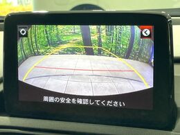 【バックカメラ】駐車時に後方がリアルタイム映像で確認できます。大型商業施設や立体駐車場での駐車時や、夜間のバック時に大活躍！運転スキルに関わらず、今や必須となった装備のひとつです！