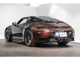 外装色はマカダミアメタリック（PTSカラー）、幌色はブラックでございます。