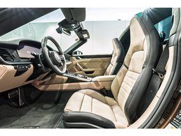 内装色はブラック/ チョークベージュでございます。