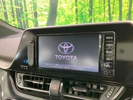【純正ナビ】人気の純正ナビを装備しております。ナビの使いやすさはもちろん、オーディオ機能も充実！キャンプや旅行はもちろん、通勤や買い物など普段のドライブも楽しくなるはず♪