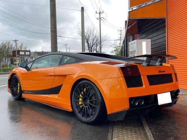 ランボルギーニ・ガヤルド・スーパーレジェーラは、ガヤルドのボディ内外各部のパーツを軽量強靱なカーボンファイバーに置き換え、ノーマル比100kg軽い1330kgの車重（ドライウェイト）を実現したモデル