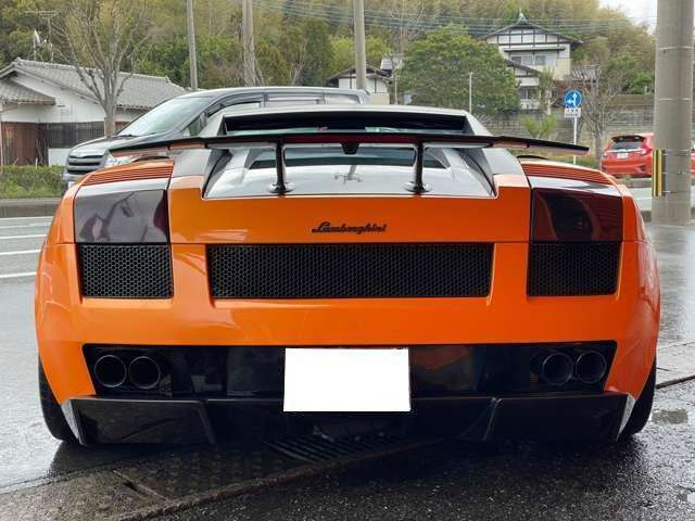 ランボルギーニ・ガヤルド・スーパーレジェーラは、ガヤルドのボディ内外各部のパーツを軽量強靱なカーボンファイバーに置き換え、ノーマル比100kg軽い1330kgの車重（ドライウェイト）を実現したモデル