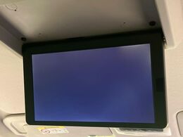 【後席モニター】家族や友人とお出かけする機会が多い方に大人気の後席モニターを装備！見やすい位置に画面がありテレビやDVDの視聴も快適！友達もお子様も、後席にしか乗らなくなるかも？？