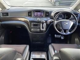 コックピット内の全体像です。運転席・助手席付近の様子を掲載しております♪