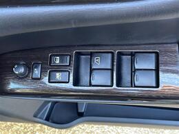 【パワーウィンドウ】運転席についている窓のスイッチは各窓の開閉をボタン一つで行うことができます。