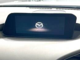 【8.8インチマツダコネクト】車内の雰囲気にマッチした大型のディスプレイ。スマホ接続でのナビ使用やBluetooth再生等、様々な機能が楽しめます。直感的なダイヤル操作が可能で、使い勝手も良好です。