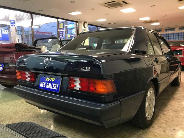 評価の高いメルセデスSOHC6気筒エンジンです。W124にも搭載されていますが、W201に搭載されますと十分なトルクと回転感のバランスが素晴らしいです。