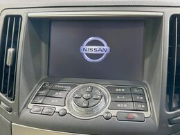 【純正ナビ】人気の純正ナビを装備しております。ナビの使いやすさはもちろん、オーディオ機能も充実！キャンプや旅行はもちろん、通勤や買い物など普段のドライブも楽しくなるはず♪