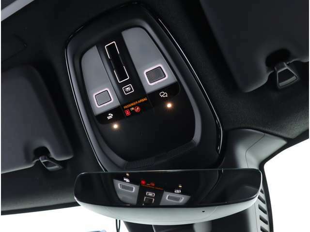 運転席のルーフには室内照明だけでなくSOSの通報ボタンが装備されています　事故の際にはワンプッシュでレスキューと通話が可能です