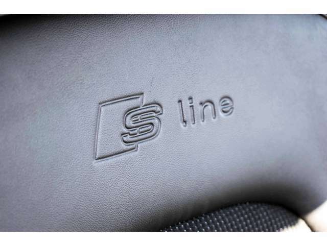 ハーフレザーシートの背もたれにはSlineの文字が刻印されています！