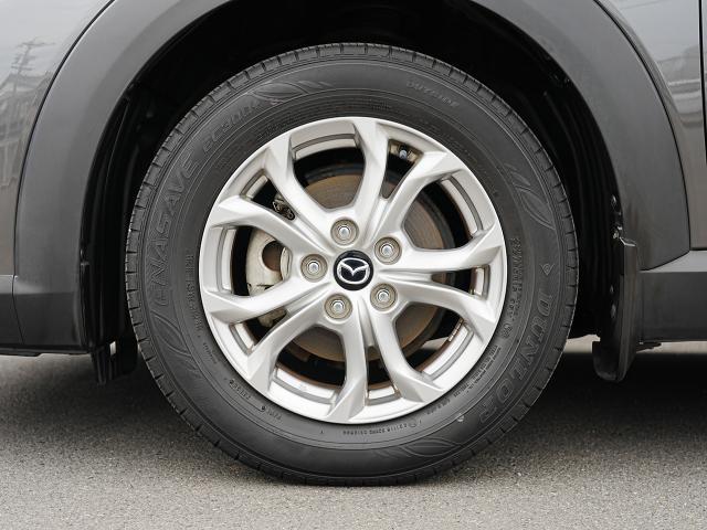 実際の大きさよりも大きく見えるよう、彫刻的なデザインを採用した16インチアルミホイールです。