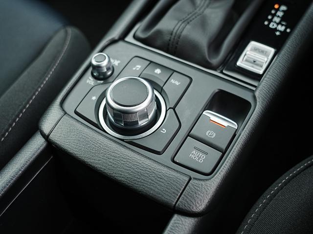 マツダコネクトを操作するコマンダーコントロールです。運転中に自然と手の触れる位置に配置されています。