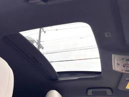 【ムーンルーフ】開放感たっぷりの希少装備、ムーンルーフが装着されています！車内に明かりを取り入れたり景色を楽しむ以外にも、車内の空気も簡単に換気できて快適です！