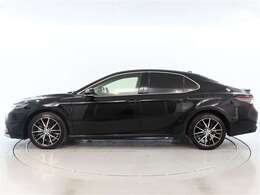 スポーティな印象を与える純正ホイールです。どこまでも走っていきたくなるようなデザインですね♪