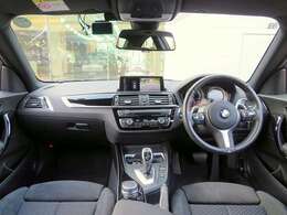 ◆インスツルメントパネルやインテリアトリムなどは、調和しなが洗練された室内を作り上げ、スイッチ類によって、優れた操作性をも実現。ドライバーの視線や動線を考え、人間工学に基づきデザインされています◆